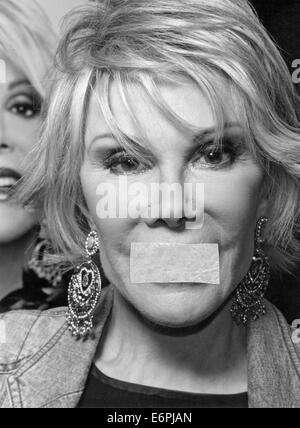 Il 29 agosto 2014 - Comico Joan Rivers è stato preso per un New York City Hospital dopo che ella avrebbe smesso di respirare durante la chirurgia di giovedì. Nella foto: data esatta sconosciuto - Miami, Florida, Stati Uniti- Comadian e talk show host joan rivers (nato il 8 giugno 1933). Noto per frasi come "ho usato a stare a lato della strada con un segno: ultima ragazza prima superstrada.' (credito Immagine: © David Jacobs/ZUMA Press) Foto Stock
