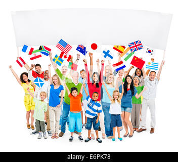 Gruppo del gruppo multietnico di Persone azienda Blank Billboard e bandiere nazionali Foto Stock