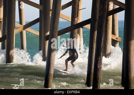 Malibu, California, USA. Il 27 agosto, 2014. Un surfista spara il molo Malibu Surfrider beach come grandi onde generate da distante uragano Marie arriva a dalle spiagge della California del Sud. © Jonathan Alcorn/ZUMA filo/Alamy Live News Foto Stock