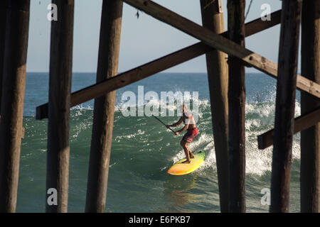 Malibu, California, USA. Il 27 agosto, 2014. Professional surfista Laird Hamilton spara il molo Malibu Surfrider beach come grandi onde generate da distante uragano Marie arriva a dalle spiagge della California del Sud. © Jonathan Alcorn/ZUMA filo/Alamy Live News Foto Stock