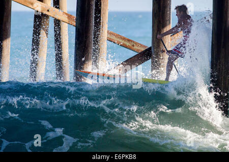 Malibu, California, USA. Il 27 agosto, 2014. Professional surfista Laird Hamilton spara il molo Malibu Surfrider beach come grandi onde generate da distante uragano Marie arriva a dalle spiagge della California del Sud. © Jonathan Alcorn/ZUMA filo/Alamy Live News Foto Stock