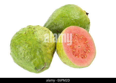 Rosa frutto guava isolati su sfondo bianco Foto Stock