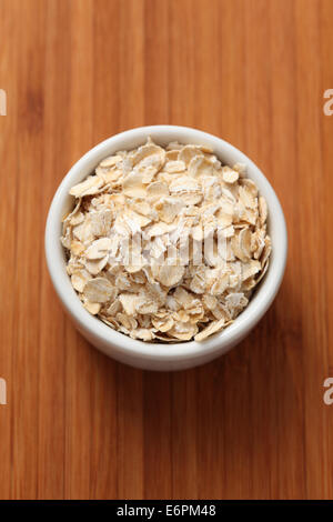 Fiocchi d'avena (fiocchi di avena) in una ciotola. Close-up. Foto Stock