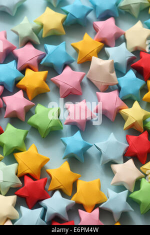 Origami colorati lucky stelle. Close-up. Foto Stock