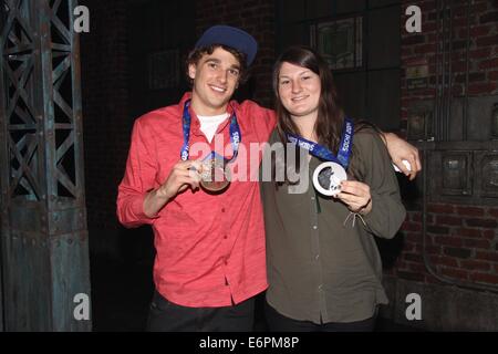 Olympic Ski Medalists Nick Goepper e Devin Logan visita il cast del musical di Broadway Kinky Boots Al Hirschfeld Theatre. Dotato di: Nick Goepper,Devin Logan dove: New York New York, Stati Uniti quando: 23 Feb 2014 Foto Stock