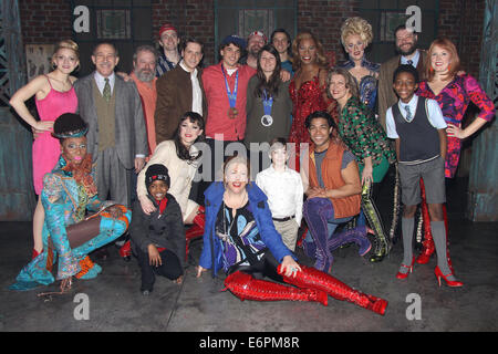 Olympic Ski Medalists Nick Goepper e Devin Logan visita il cast del musical di Broadway Kinky Boots Al Hirschfeld Theatre. Dotato di: Nick Goepper,Devin Logan,Kinky Boots cast dove: New York New York, Stati Uniti quando: 23 Feb 2014 Foto Stock