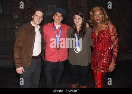 Olympic Ski Medalists Nick Goepper e Devin Logan visita il cast del musical di Broadway Kinky Boots Al Hirschfeld Theatre. Dotato di: Andy Kelso,Nick Goepper,Devin Logan,Billy Porter, dove: New York New York, Stati Uniti quando: 23 Feb 2014 Foto Stock