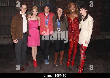 Olympic Ski Medalists Nick Goepper e Devin Logan visita il cast del musical di Broadway Kinky Boots Al Hirschfeld Theatre. Dotato di: Andy Kelso,Annaleigh Ashford,Nick Goepper,Devin Logan,Billy Porter,Lena Hall dove: New York New York, Regno Foto Stock