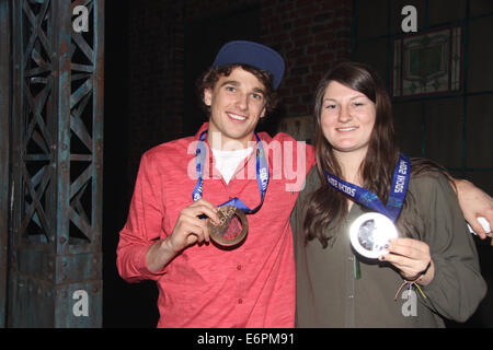 Olympic Ski Medalists Nick Goepper e Devin Logan visita il cast del musical di Broadway Kinky Boots Al Hirschfeld Theatre. Dotato di: Nick Goepper,Devin Logan dove: New York New York, Stati Uniti quando: 23 Feb 2014 Foto Stock