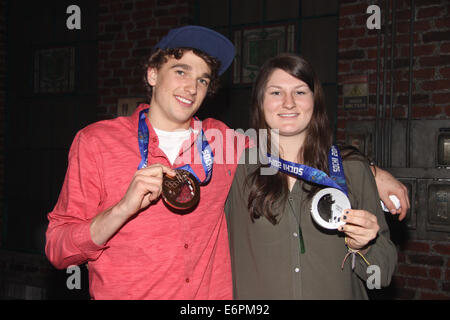 Olympic Ski Medalists Nick Goepper e Devin Logan visita il cast del musical di Broadway Kinky Boots Al Hirschfeld Theatre. Dotato di: Nick Goepper,Devin Logan dove: New York New York, Stati Uniti quando: 23 Feb 2014 Foto Stock