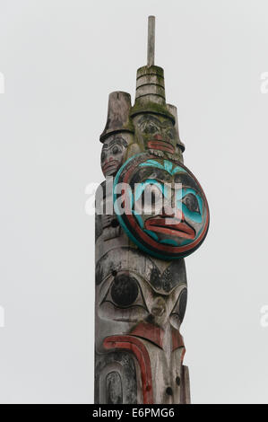 Elk203-4519v Canada, British Columbia, Haida Gwaii, Skidegate, Haida Heritage Centre, totem pole Foto Stock