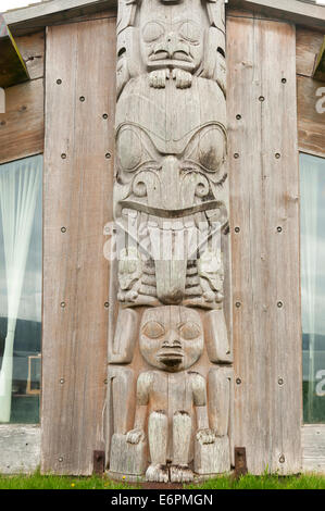 Elk203-4523v Canada, British Columbia, Haida Gwaii, Skidegate, Haida Heritage Centre, totem pole Foto Stock