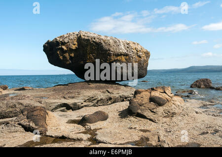 Elk203-4548 Canada, British Columbia, Haida Gwaii, Skidegate, bilanciamento del rock Foto Stock