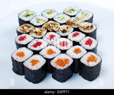 I sushi giapponesi La cucina.Roll sat realizzato salmone, anguilla, tonno, verdure Foto Stock