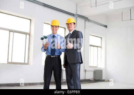 Imprenditori eccitato dando pollice in alto Foto Stock