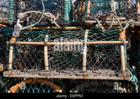 Aragosta bicchieri impilati nella strada di un piccolo paese di pescatori. Foto Stock