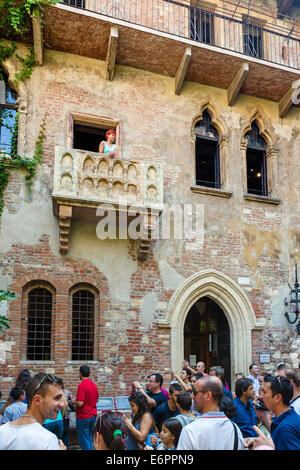 Romeo e Giulietta balcone. La folla di turisti sotto il balcone nella Casa di Giulietta, Via Cappello, Verona, Veneto, Italia Foto Stock