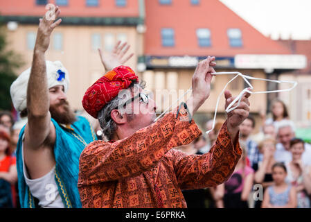 La casella di incredibile, teatro di strada performance dalla Cia La Tal al Festival Lent, Maribor, Slovenia, 28 giugno 2014 Foto Stock