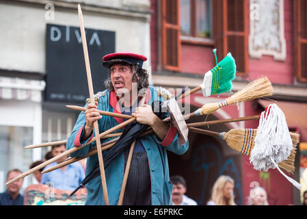 La casella di incredibile, teatro di strada performance dalla Cia La Tal al Festival Lent, Maribor, Slovenia, 28 giugno 2014 Foto Stock