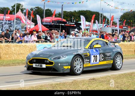 Aston Martin V8 N430 a Chris Evans' CarFest Sud in aiuto dei bambini in stato di necessità Foto Stock