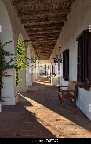 Arcade, la Missione di San Luis Rey de Francia, Oceanside, California, Stati Uniti d'America Foto Stock