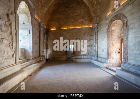 Sala del Trono, Castel del Monte Castello, costruito 1240-1250, involucro di vetro e il telaio della porta realizzata dalla breccia rossa, Patrimonio Mondiale Foto Stock