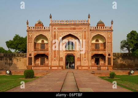 Porta d'ingresso alla Tomba di Itmad Ud Daulah (i'timād-ud-Daulah) chiamata anche Taj piccolo o Taj bambino, tomba di mughal ad Agra, Uttar Pradesh, India Foto Stock