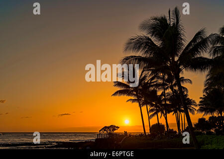 Tramonto sulla spiaggia, a Poipu, Kauai, Hawaii, Stati Uniti Foto Stock
