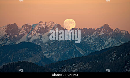 La luna piena che sorgeva sulle montagne di Kaiser, Tirolo, Austria Foto Stock