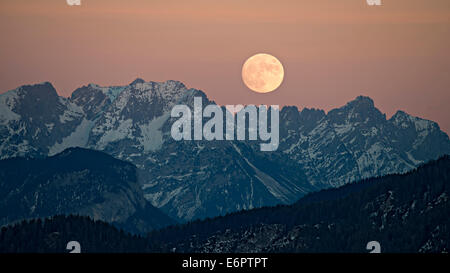 La luna piena che sorgeva sulle montagne di Kaiser, Tirolo, Austria Foto Stock