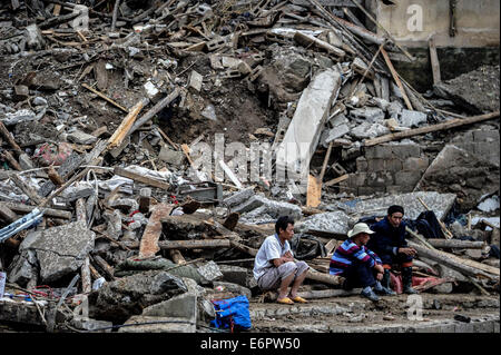 Fuquan, della Cina di Guizhou. Il 29 agosto, 2014. I parenti delle vittime a stare di fronte di detriti di frana nel villaggio Yingping di Fuquan City, a sud-ovest della Cina di Guizhou, il 29 agosto 2014. Il numero di morti è salito a 15 con otto altri rimangono mancanti dopo una frana distrusse il villaggio, detta autorità locali il venerdì. La frana colpì il villaggio al 8:30 p.m. Mercoledì, ferendo 22 persone e ribaltamento 77 case in aggiunta a quelli uccisi o mancanti. Credito: Liu Xu/Xinhua/Alamy Live News Foto Stock