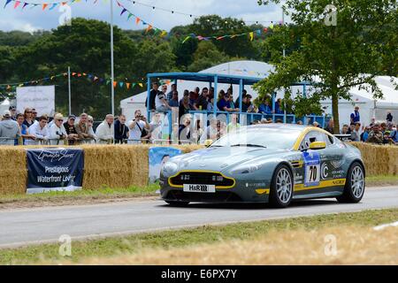 Aston Martin V8 N430 a Chris Evans' CarFest Sud in aiuto dei bambini in stato di necessità Foto Stock