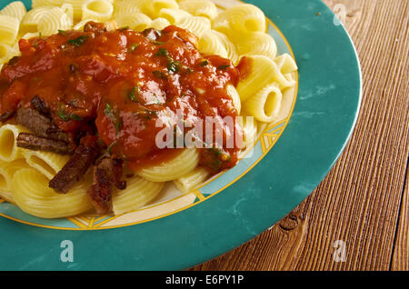 La pasta italiana Le pipe rigate con marinara o salse a base di carne e le carni bovine Foto Stock