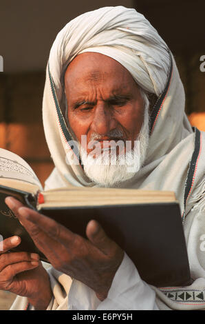 Uomo musulmano la lettura del Corano ( Pakistan) Foto Stock