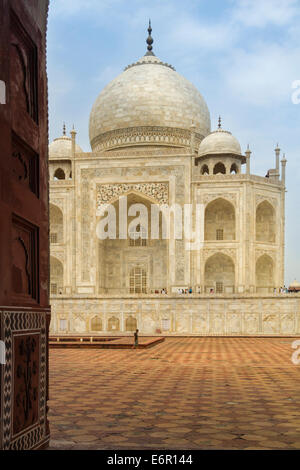 Il Taj Mahal, Agra, nei primi giorni di sole del mattino, vista attraverso il marble arch Foto Stock