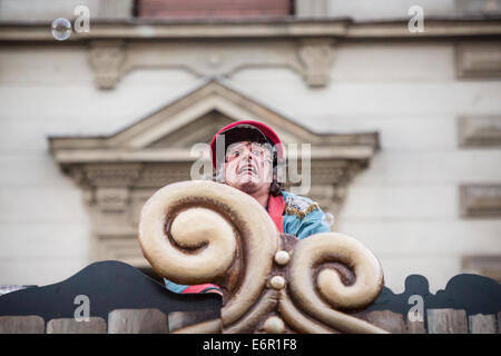 La casella di incredibile, teatro di strada performance dalla Cia La Tal al Festival Lent, Maribor, Slovenia, 28 giugno 2014 Foto Stock