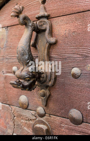 Porta vecchia respingente su una porta occitana di Casteldelfino Foto Stock