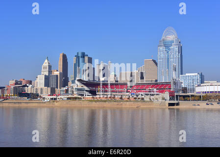 Waterfront e lo skyline di Cincinnati visto attraverso il fiume Ohio. Great American Ball Park al centro dell'immagine Foto Stock