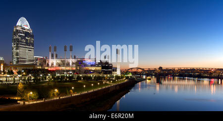 Alba sopra il quartiere degli affari di Cincinnati con riflessi dall'edificio luci nel fiume Ohio Foto Stock