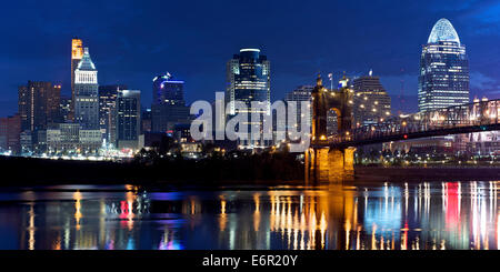 Alba sopra il quartiere degli affari di Cincinnati con riflessi dall'edificio luci nel fiume Ohio Foto Stock