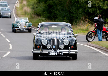 Jaguar Mk2 auto su Fosse Way road, Warwickshire, Regno Unito Foto Stock