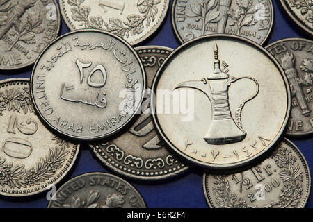 Monete degli Emirati Arabi Uniti. Arab tè pentola rappresentato negli EMIRATI ARABI UNITI un dirham moneta. Foto Stock