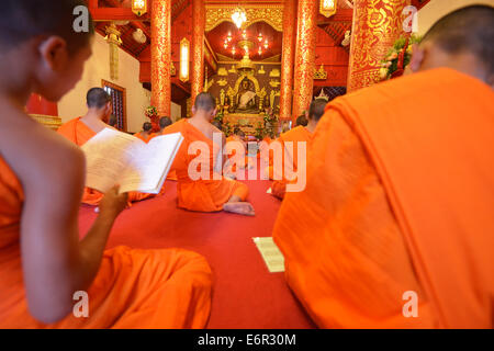 Chiang Rai, Tailandia - 19 Febbraio 2014: i monaci buddisti pregano in Wat Phra Kaew in Chiang Rai, Thailandia Foto Stock