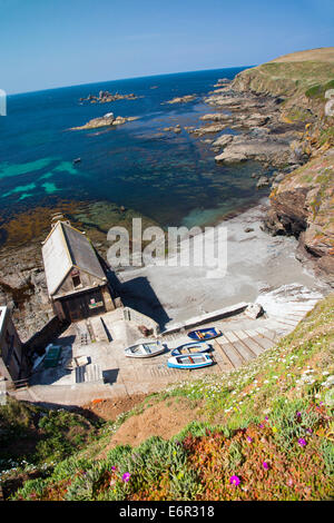 In disuso Lizard Point scialuppa di salvataggio dalla stazione di Polpeor Cove dalla costa sud-ovest il Sentiero Cornwall Inghilterra REGNO UNITO Foto Stock