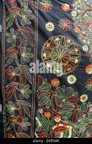 Contemporary Nakshi kantha in Bangladesh. Nakshi kantha, per la copertina del libro, colore Foto Stock