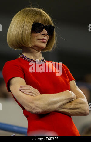 Flushing Meadows, NY, STATI UNITI D'AMERICA. 25 Ago, 2014. Anna Wintour, editor-in-chief di American Vogue guardando l'azione durante il giorno 1 Foto Stock