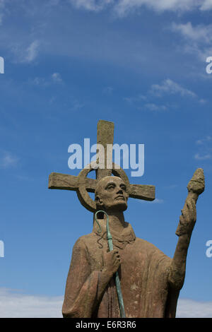 Dettaglio della statua di San Aidan nel cantiere della chiesa del Priorato a Lindisfarne Isola Santa Northumberland Regno Unito Foto Stock