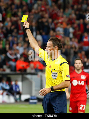 Arbitro Mark Clattenburg mostra il cartellino giallo durante la Champions League Play-off match tra Bayer 04 Leverkusen e FC Copenhagen, Bayarena di Leverkusen Agosto 27, 2013. Foto Stock