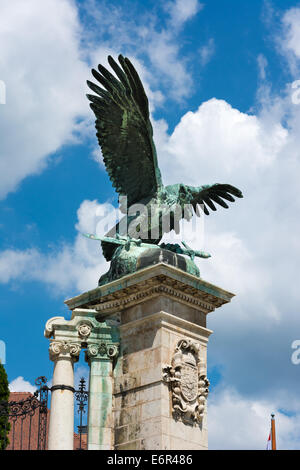 Turul statua sulle porte degli Asburgo in Budapest Foto Stock