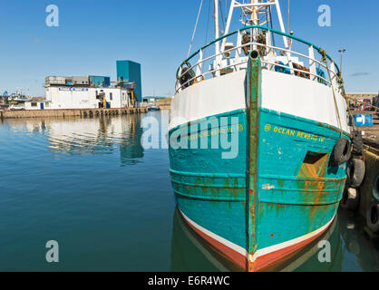 PETERHEAD HARBOUR ABERDEENSHIRE vecchio trawler ormeggio in banchina e PETERHEAD fabbrica del ghiaccio Foto Stock